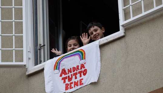 Φωτογραφίες απ΄όλο τον κόσμο: Το χαμόγελο των ανθρώπων στα μπαλκόνια, «χαστούκι» στον