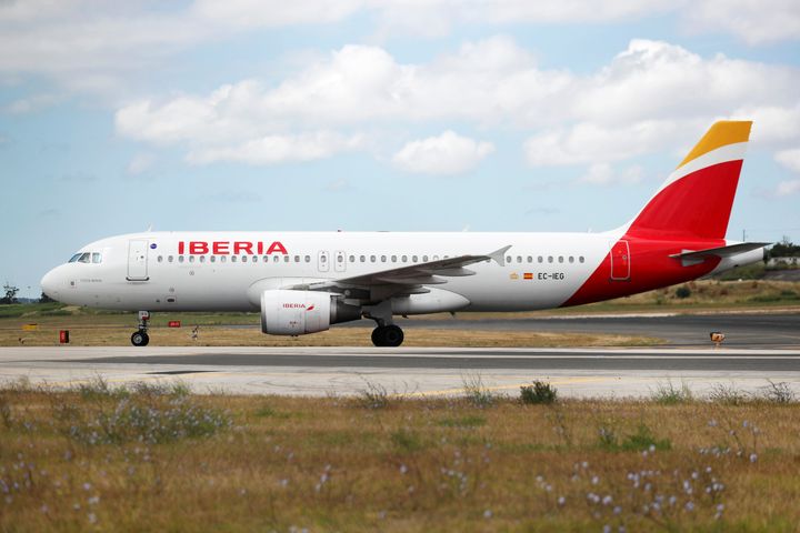 Un avión de Iberia aterriza en el aeropuerto de Lisboa (Portugal).