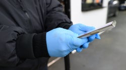 No vale cualquier guante: así son los que debes utilizar para protegerte del