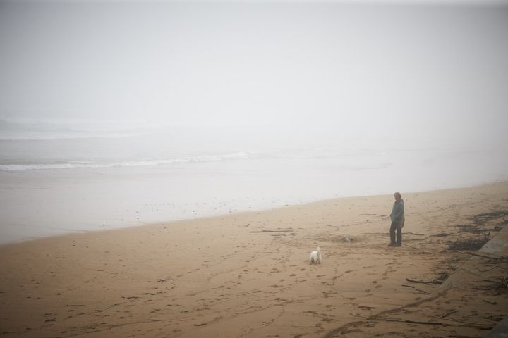 Una mujer, en una playa.