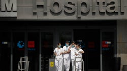 El colapso del sistema obliga a Sanidad a contratar a miles de jubilados y