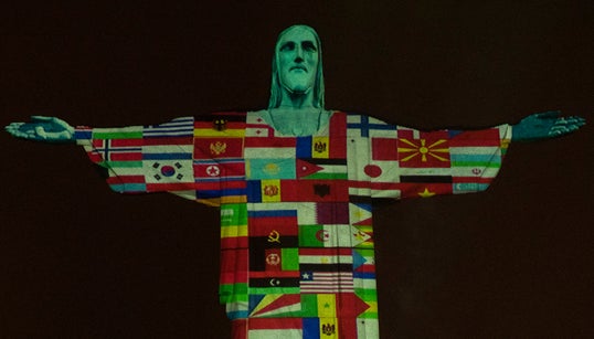 코로나 위기에 브라질 거대 예수상에 나타난 것