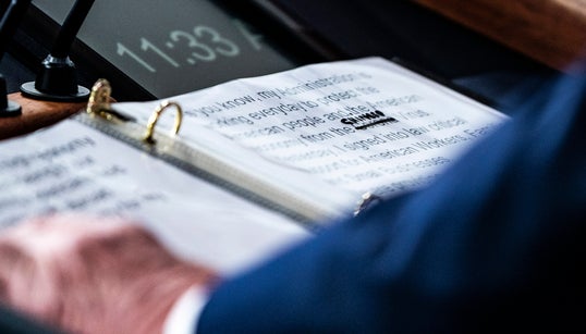 트럼프가 회견문에서 ‘코로나‘를 ‘중국’ 바이러스로 고쳤다