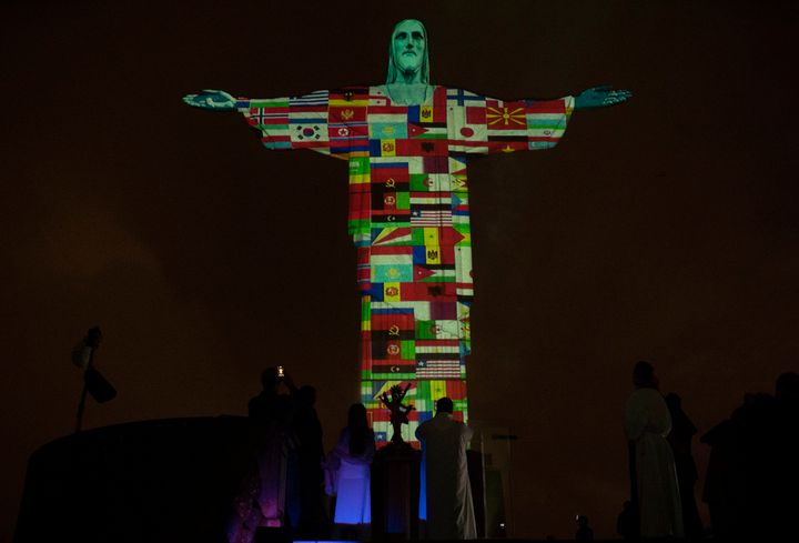 Το Το <em>Άγαλμα</em> του <em>Χριστού</em> Λυτρωτή στο Ρίο Ντε Τζανέιρο της Βραζιλίας φωτίστηκε με τις σημαίες όλων των χωρών στις οποίες έχει εξαπλωθεί ο κορονοϊος. 