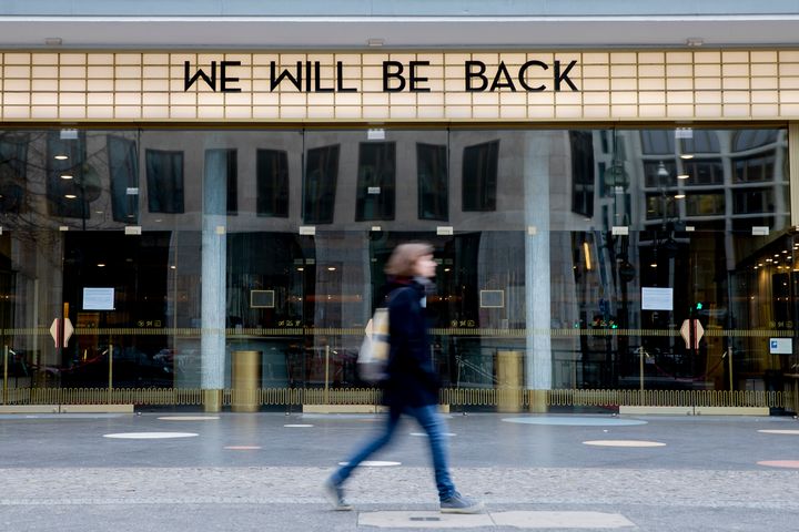 "Θα επιστρέψουμε". Η επιγραφή σε κατάστημα στο Βερολίνο. 
