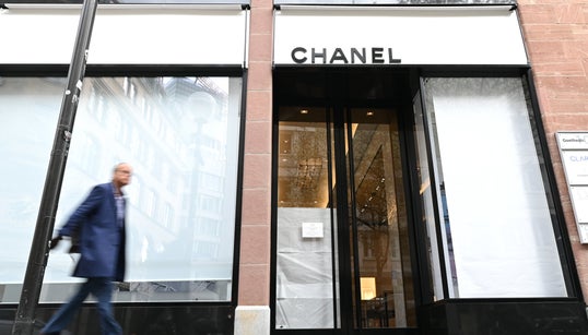 Chanel: Ο όμιλος αναστέλλει την παραγωγή - Κλείνει εργοστάσια λόγω