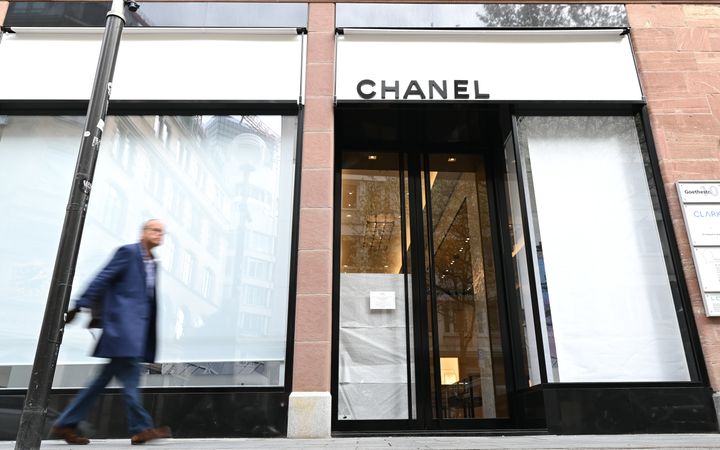 Η βιτρίνα καταστήματος της Chanel στη Φρανκφούρτη, κατεβάζει ρολά λόγω κορονοϊού.