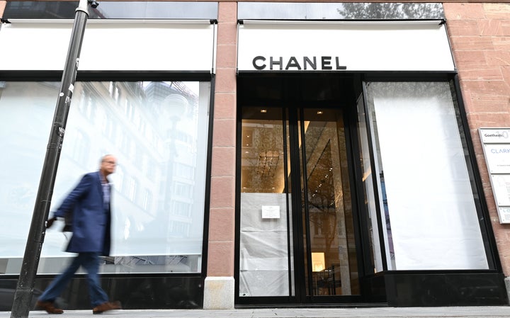 Η βιτρίνα καταστήματος της Chanel στη Φρανκφούρτη, κατεβάζει ρολά λόγω κορονοϊού.