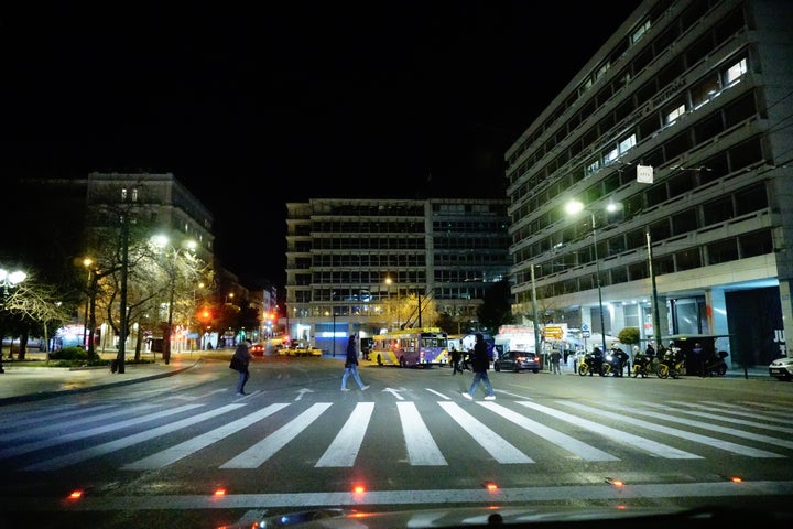 Ερημη η πλατεία Συντάγματος τη νύχτα της Πέμπτης.