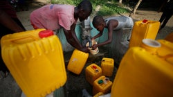 Χωρίς τρεχούμενο νερό και λεφτά για σαπούνι θα παλέψουν τον κορονοϊό οι φτωχοί στην