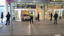 Dos detenidos por entrar con un coche en la T1 del Aeropuerto del Prat en