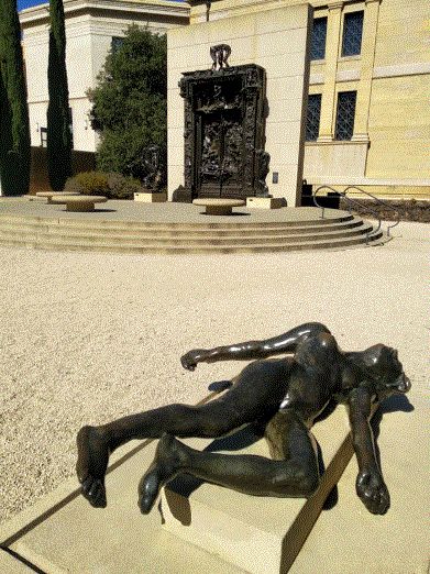 Cantor Museum and Sculpture Garden, Stanford, California. Σε πρώτο επίπεδο δεξιά η Πτώσις. Πίσω διακρίνονται Οι Πύλες της Κολάσεως του Rodin.
