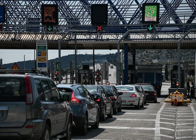 Ανευθυνότητα δίχως τέλος: Φεύγουν για το χωριό εν μέσω