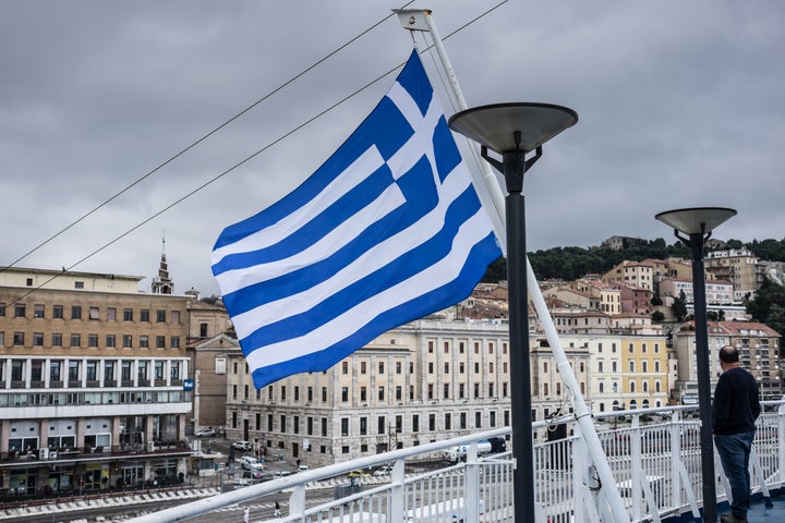 Πλοίο υπό ελληνική σημαία στο λιμάνι της Ανκόνα της Ιταλίας. 