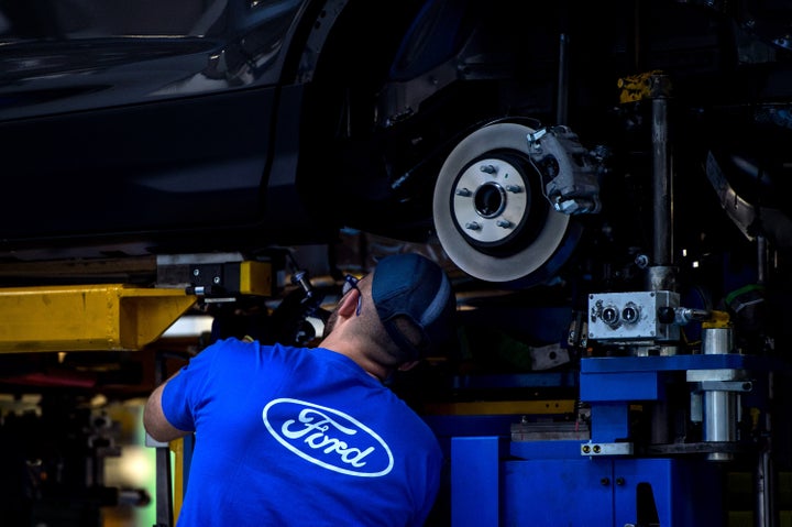 Un trabajador en la fábrica de Ford en Almussafes (Valencia).