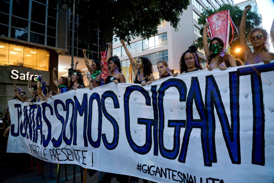 Mulheres marcham no Dia Internacional da Mulher, no Rio de Janeiro, em