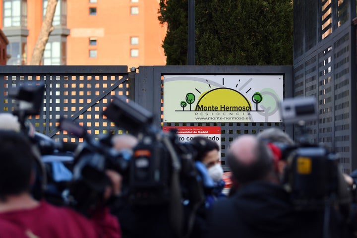 Numerosos periodistas apostados frente a la residencia para personas mayores Monte Hermoso (Madrid), donde numerosos ancianos han muerto o se encuentran infectados por coronavirus.