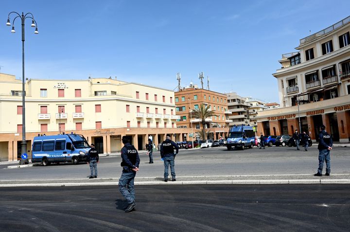 Οι ιταλικές αρχές περιπολούν στο κέντρο της Οστια, στα προάστια της Ρώμης. I