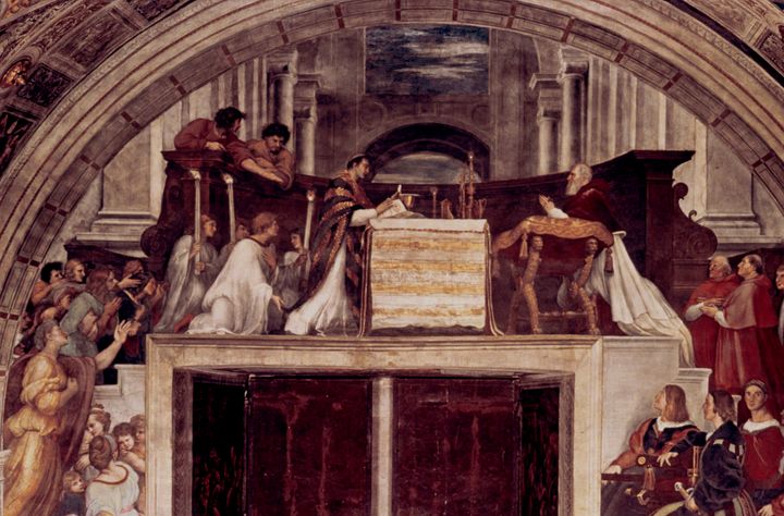 Το Θαύμα της Θείας Ευχαριστίας στην πόλη Bolsena της Ιταλίας. Ραφαήλ, Stanza d’ Eliodoro (1512-14), Μουσεία του Βατικανού. Κατά τη διάρκεια Θείας Λειτουργίας το 1263 ο ιερέας, ο οποίος είχε αμφιβολίες για την υπερφυσική ιδιότητα της Θείας Κοινωνίας, είδε αίμα να στάζει πάνω στον “αέρα” (το κάλυμμα που συμβολίζει το σάβανο του Χριστού και που καλύπτει το Άγιον Ποτήριον). (Photo by Art Media/Print Collector/Getty Images)