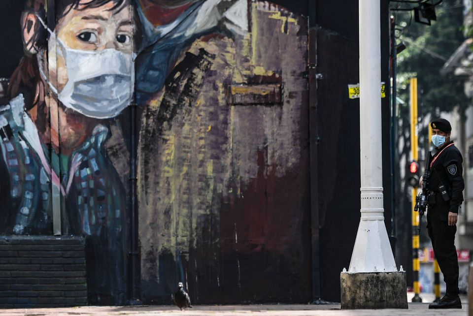 Η τέχνη του δρόμου και ο κορονοϊος - 19 graffiti και συνθήματα από όλο τον