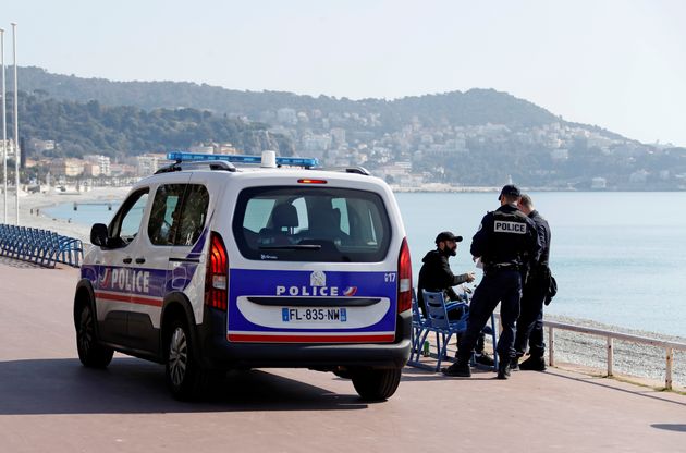 Des policiers procèdent à un contrôle sur la Promenade des Anglais à Nice...