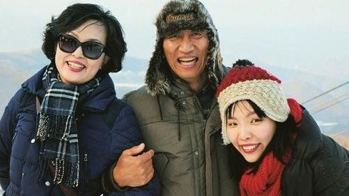 Dami Im with her parents 