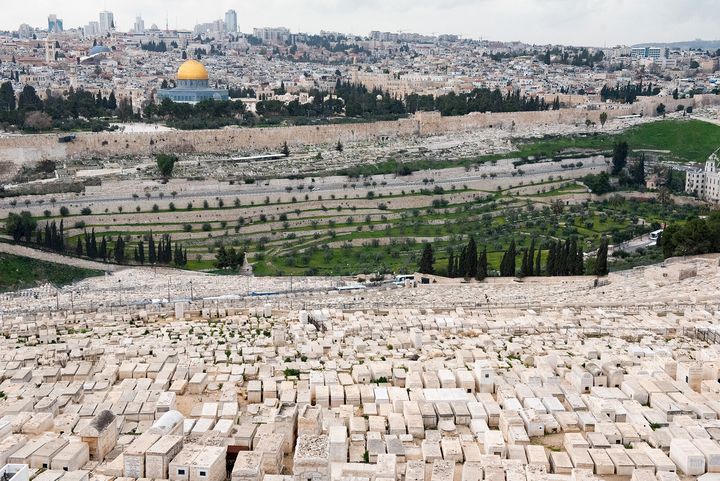 エルサレム旧市街に面するオリーブ山は、「最後の審判」の日に死者の蘇る場所だと旧約聖書に記されているため、世界最古のユダヤ人墓地となっている（文中の墓地とは別の場所）。