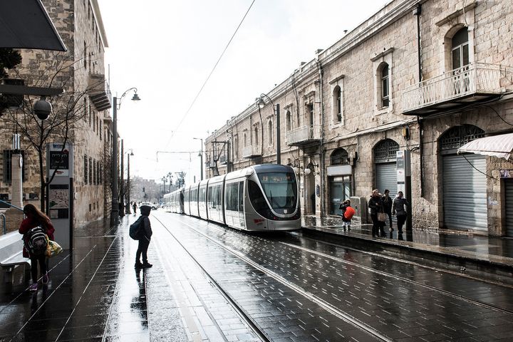 石畳の街にモダンな路面電車が走る西エルサレム。