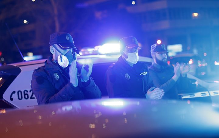 Οι αστυνομικοί στην Ισπανία κατέφθασαν σε πομπή έξω από νοσοκομείο για να τιμήσουν και να εμψυχώσουν ιατρικό και νοσηλευτικό προσωπικό...