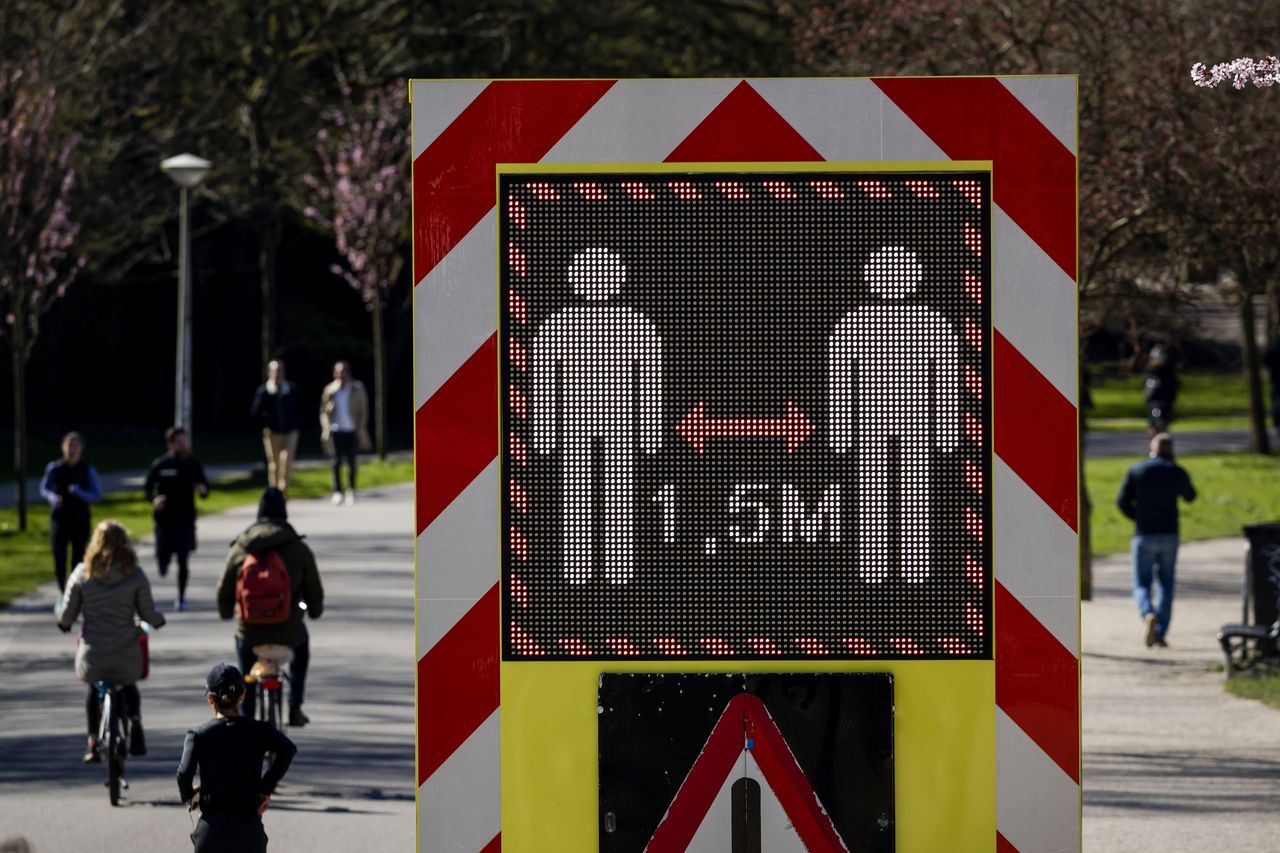 Ειδική πινακίδα προειδοποιεί τον κόσμο να κρατάει απόσταση ενάμιση μέτρου, σε πάρκο του Αμστερνταμ. 