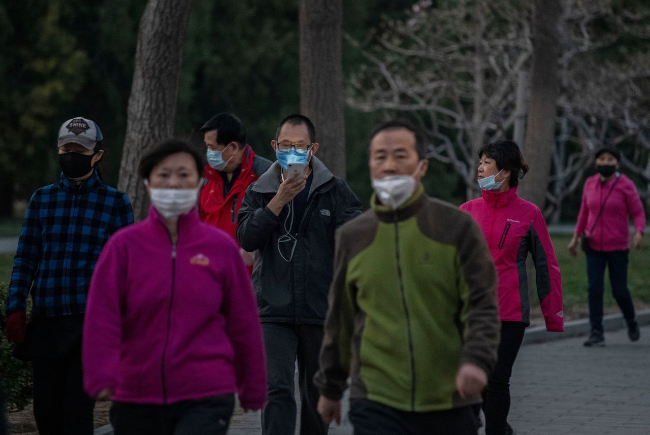 Πεκίνο: Ξανά στους δρόμους για περπάτημα. Κινέζοι πολίτες ξανά ανά ομάδες.