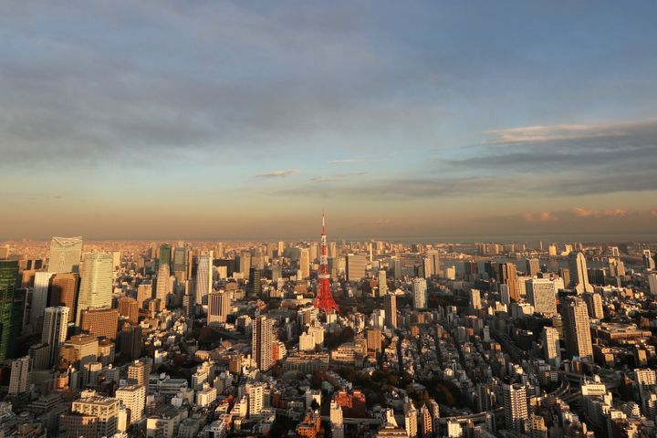 夕日を受ける東京タワー周辺の街並み