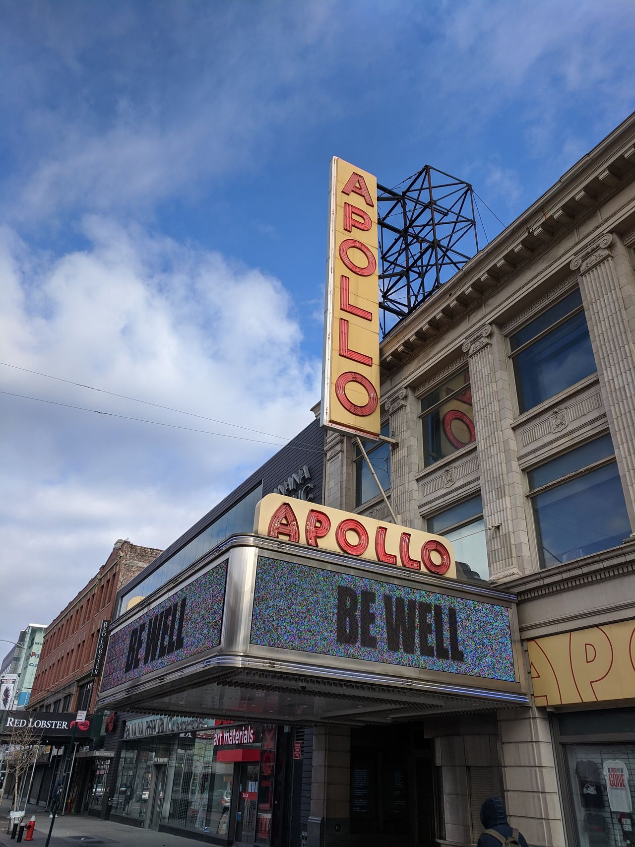 Το ιστορικό Apollo Theater του Χάρλεμ, εύχεται "Να είστε καλά".