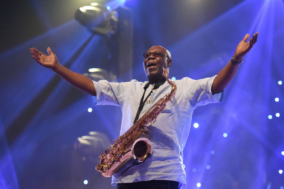 Le saxophoniste et chanteur camerounais Manu Dibango est mort mardi 24 mars à l'âge de 24 ans, des suites du coronavirus. Il s'agit de la première célébrité mondiale à décéder à cause de l'épidémie de covid-19. >>> En savoir plus dans notre article par ici