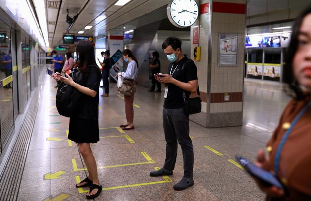 24일 지하철을 기다리는 승객들이 노란색 테이프로 붙여둔 '간격'을 유지하고 서