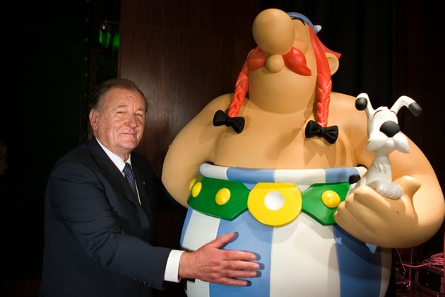 Albert Uderzo posa ao lado do corpulento e bonachão Obelix e seu cachorrinho ideiafix.