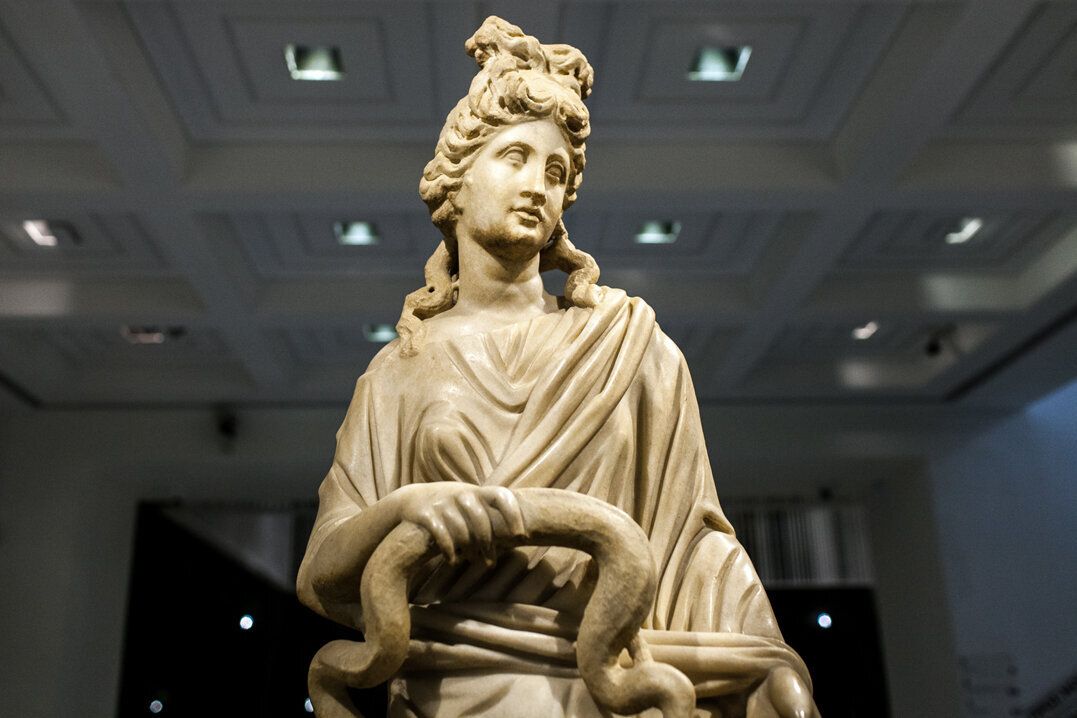 Μαρμάρινο άγαλμα της θεάς Υγιείας 3ος αι. μ.Χ., Αρχαιολογικό Μουσείο Κω