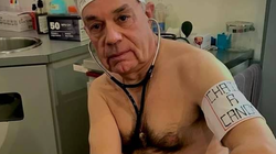 Ce médecin pose nu pour protester contre le manque de protection des