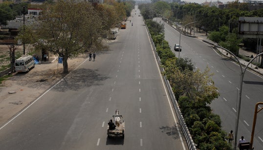 L’Inde, 1,3 milliard d’habitants, décrète trois semaines de confinement