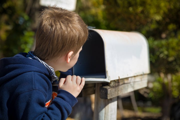 Looking for ways to keep bored kids busy without a screen? Subscription boxes for kids are a good way to make them excited for a gift year-round.
