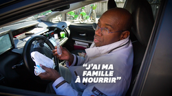 Malgré la pénurie de clients, ces chauffeurs de taxi bravent le