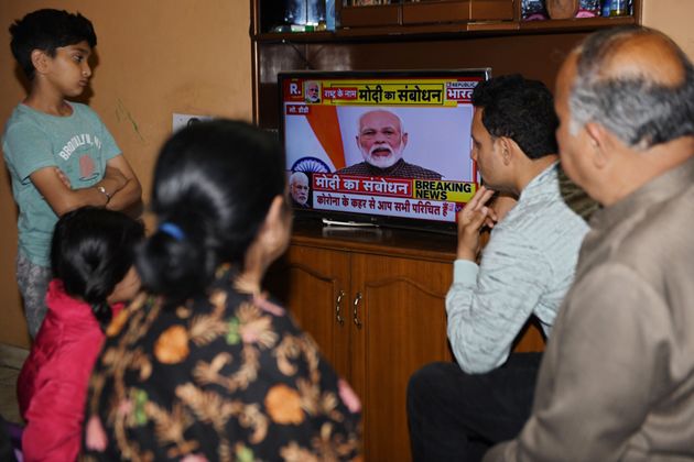 인도 펀자브주의 도시 암리차르에서 한 가족이 나렌드라 모디 인도 총리의 대국민담화를 시청하고 있다. 2020년