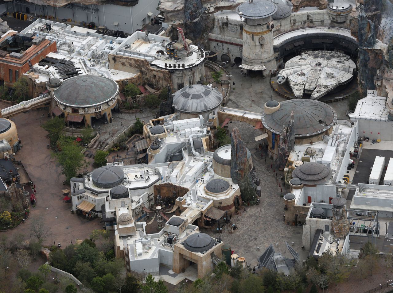Το διαστημόπλοιο «Millenium Falcon» στέκεται στο άδειο από κόσμο θεματικό πάρκο «Star Wars: Galaxy’s Edge», που φιλοξενείται στο Disney’s Hollywood Studios - 16 Μαρτίου 2020.