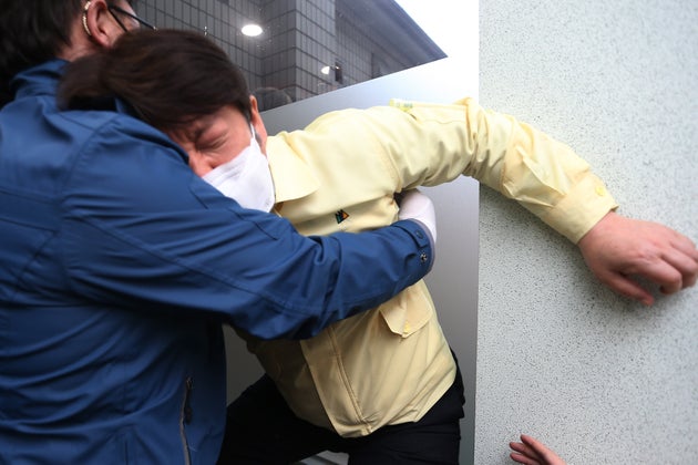 대구시의회에서 어지러움을 호소하고 쓰러진 권영진 대구시장. 2020. 3. 26.