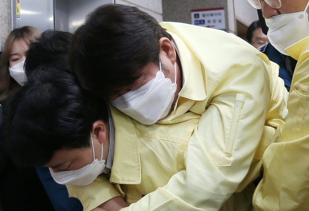 대구시의회에서 어지러움을 호소하고 쓰러진 권영진 대구시장. 2020. 3. 26.