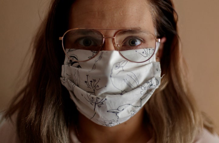 Una mujer con una máscara fabricada de forma casera. 