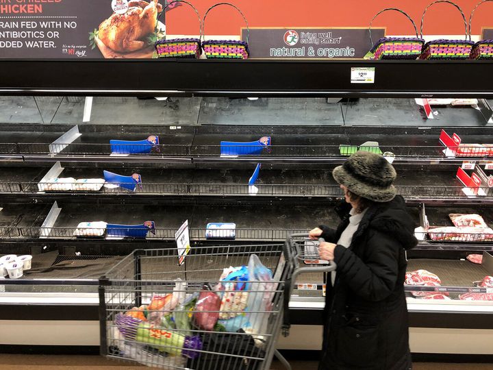 アメリカのスーパーでほぼ空っぽの精肉コーナー アメリカでも新型コロナによる買いだめは発生している。 2020年3月13日・アメリカ・マサチューセッツ州