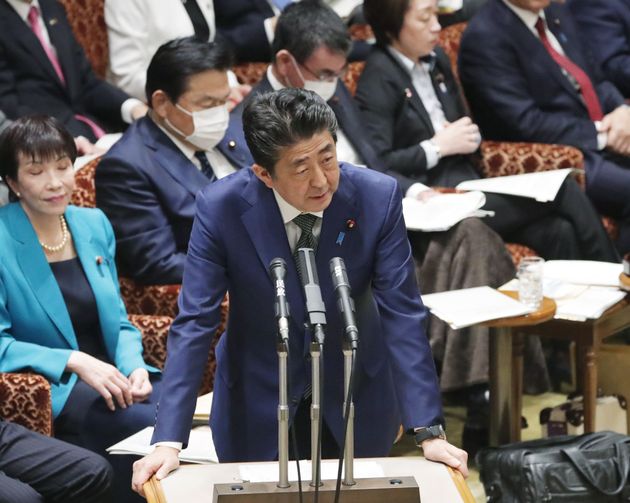 参院予算委で答弁する安倍晋三首相