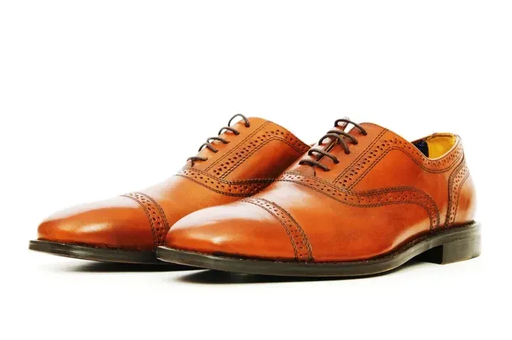 Évitez de vaporiser du désinfectant sur les chaussures en cuir: c’est l’une des rares matières qui ne résiste pas aux produits chimiques.