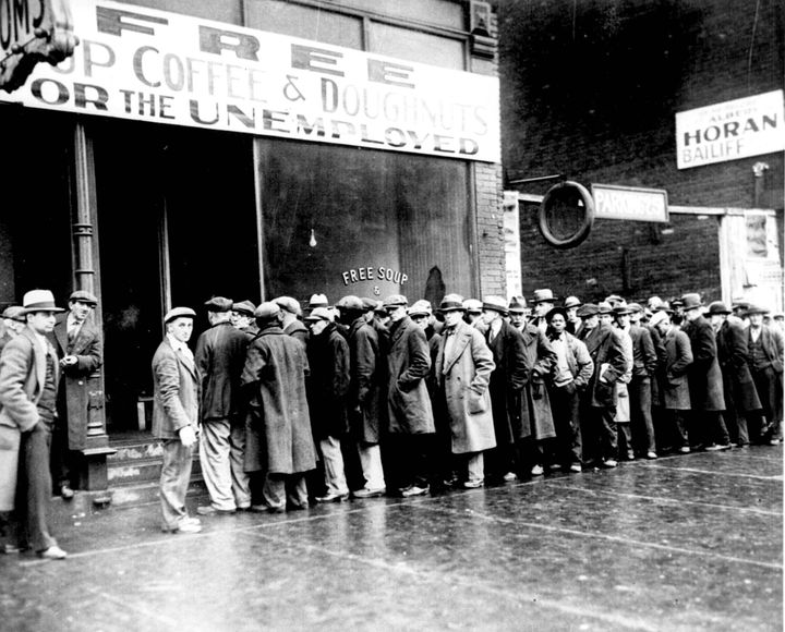 Νέα Υόρκη- Μεγάλη Ύφεση του 1929. Ανεργοι περιμένουν για ένα πιάτο φαϊ (Photo by: Photo12/Universal Images Group via Getty Images)